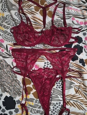 Women's Lace Three-Piece Lingerie Set - Burgundy